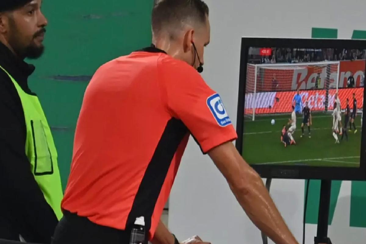 Verdiği karar dünyayı karıştıran hakem Galatasaray maçına atandı