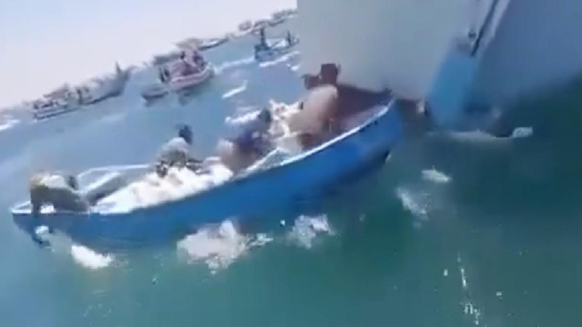 Yemen açıklarında çok sayıda koyunu taşıyan bir tekne alabora oldu