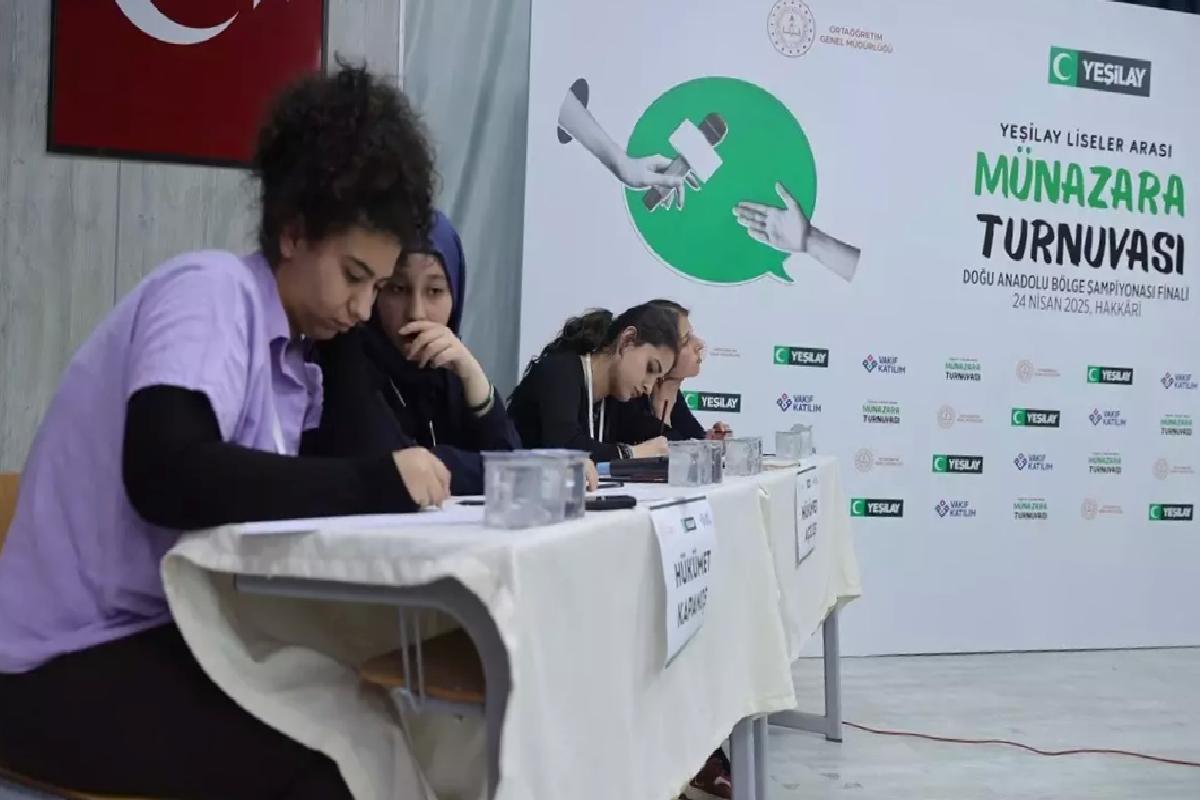 Yeşilay Liseler Arası Münazara Turnuvası’nın bölge finali Hakkari’de yapıldı