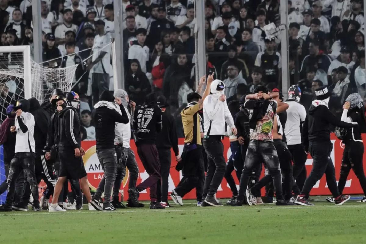 Yok böyle maç! Saha savaş alanına döndü, taraftarlar öldü