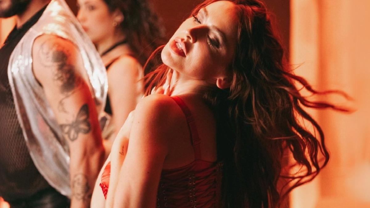 Yönetmen sevgilisinden ayrılan Hadise sahnede ağladı