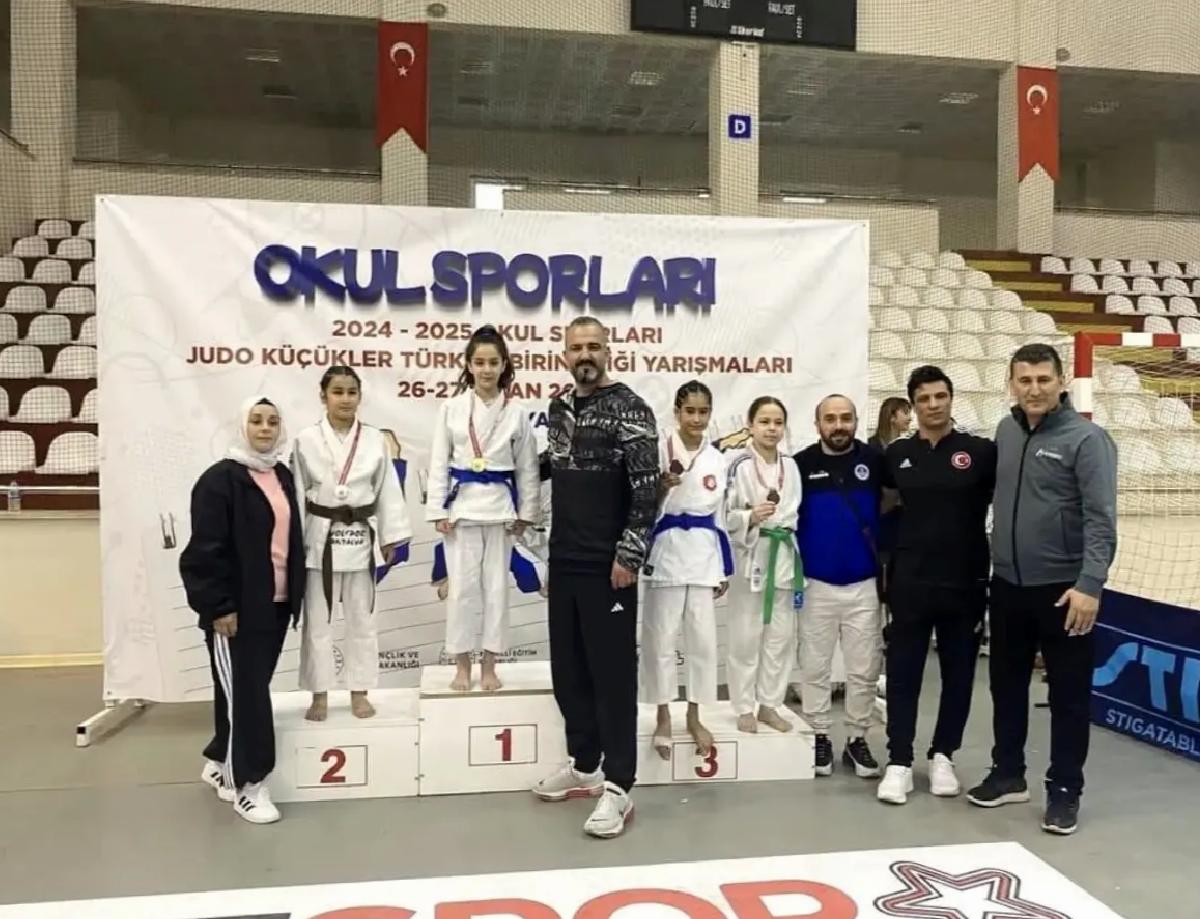 Yunusemre Belediyespor’un Sporcularından Madalya Yağmuru