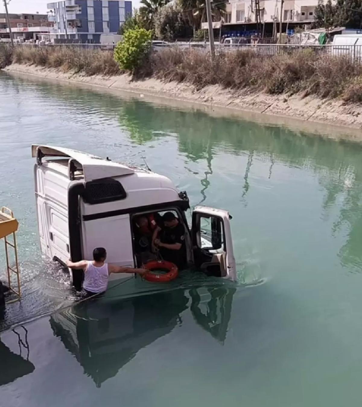 Yüreğir’de Tır Kanalda Kurtarıldı