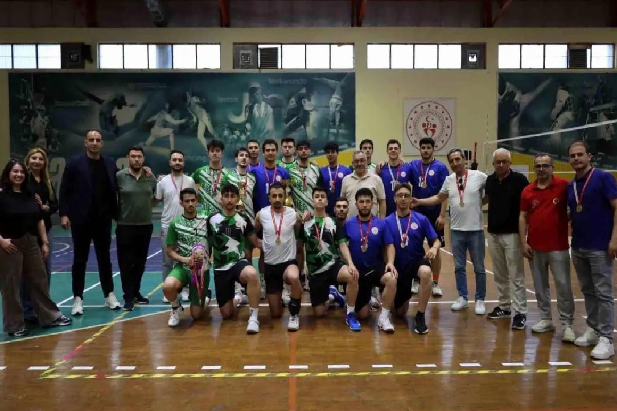 Yurtlig Voleybol Turnuvası’nda Şampiyon Adnan Menderes Yurdu