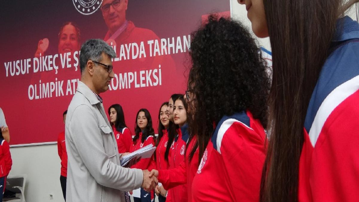 Yusuf Dikeç, genç sporculara hediyeler dağıttı