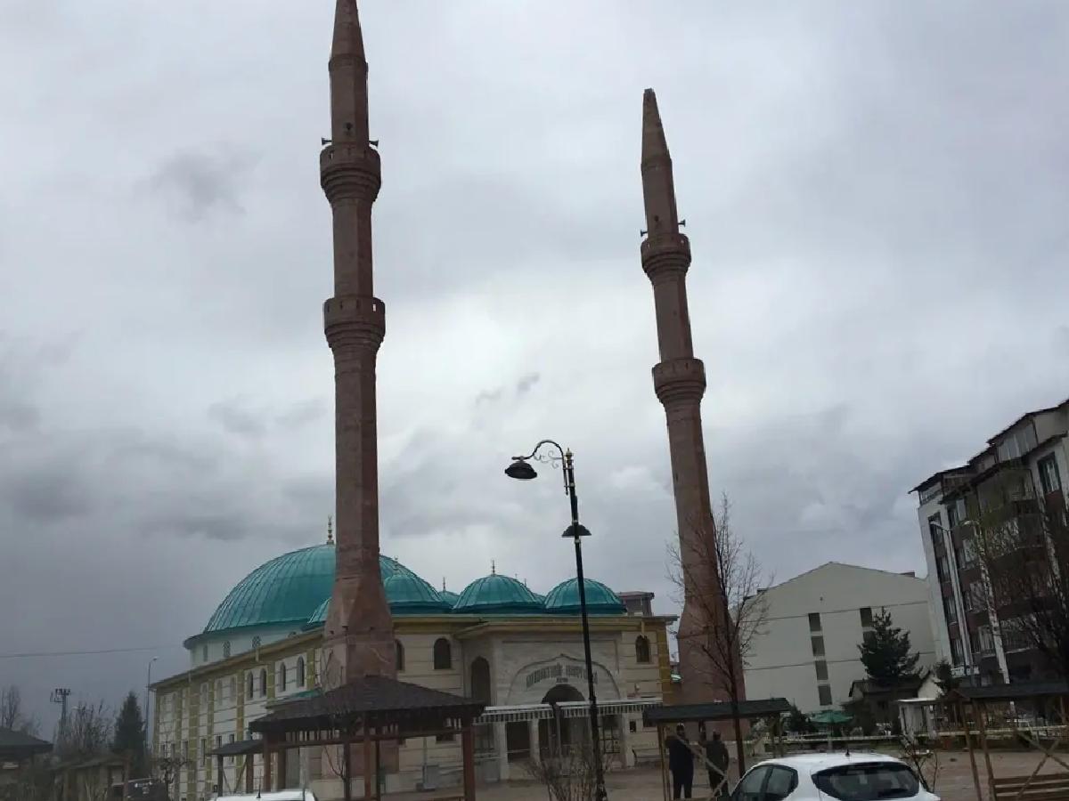 Zara’da Camii Minaresine Yıldırım Düştü