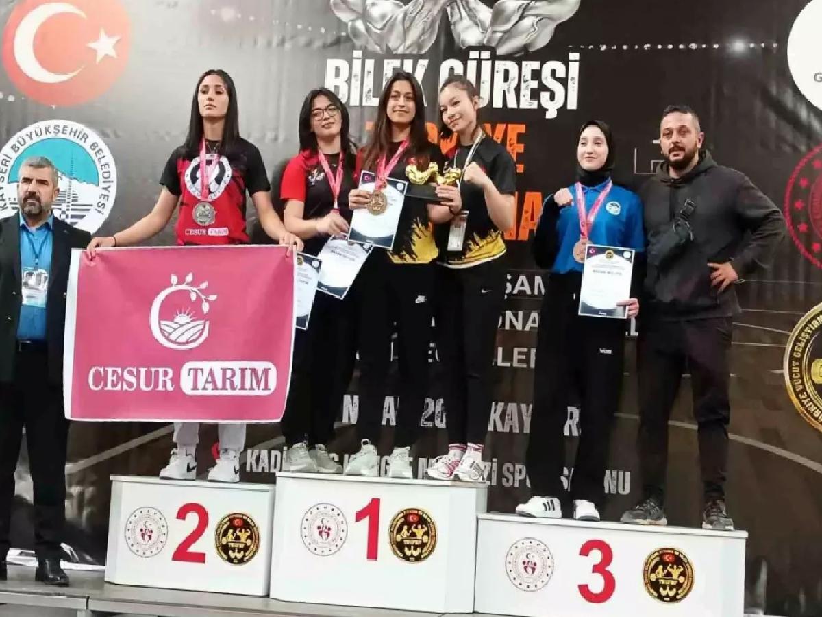 Zeynep Yiğit’ten Bilek Güreşinde İki Şampiyonluk