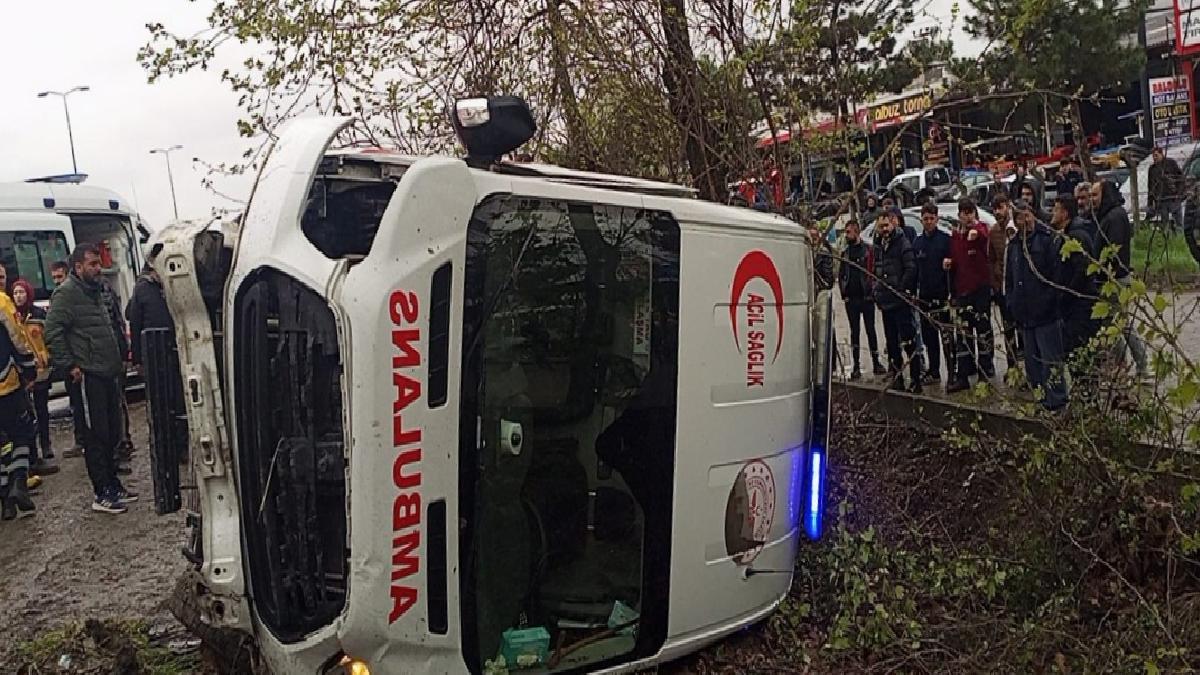 Zonguldak’ta ambulans ile otomobil çarpıştı: 6 yaralı