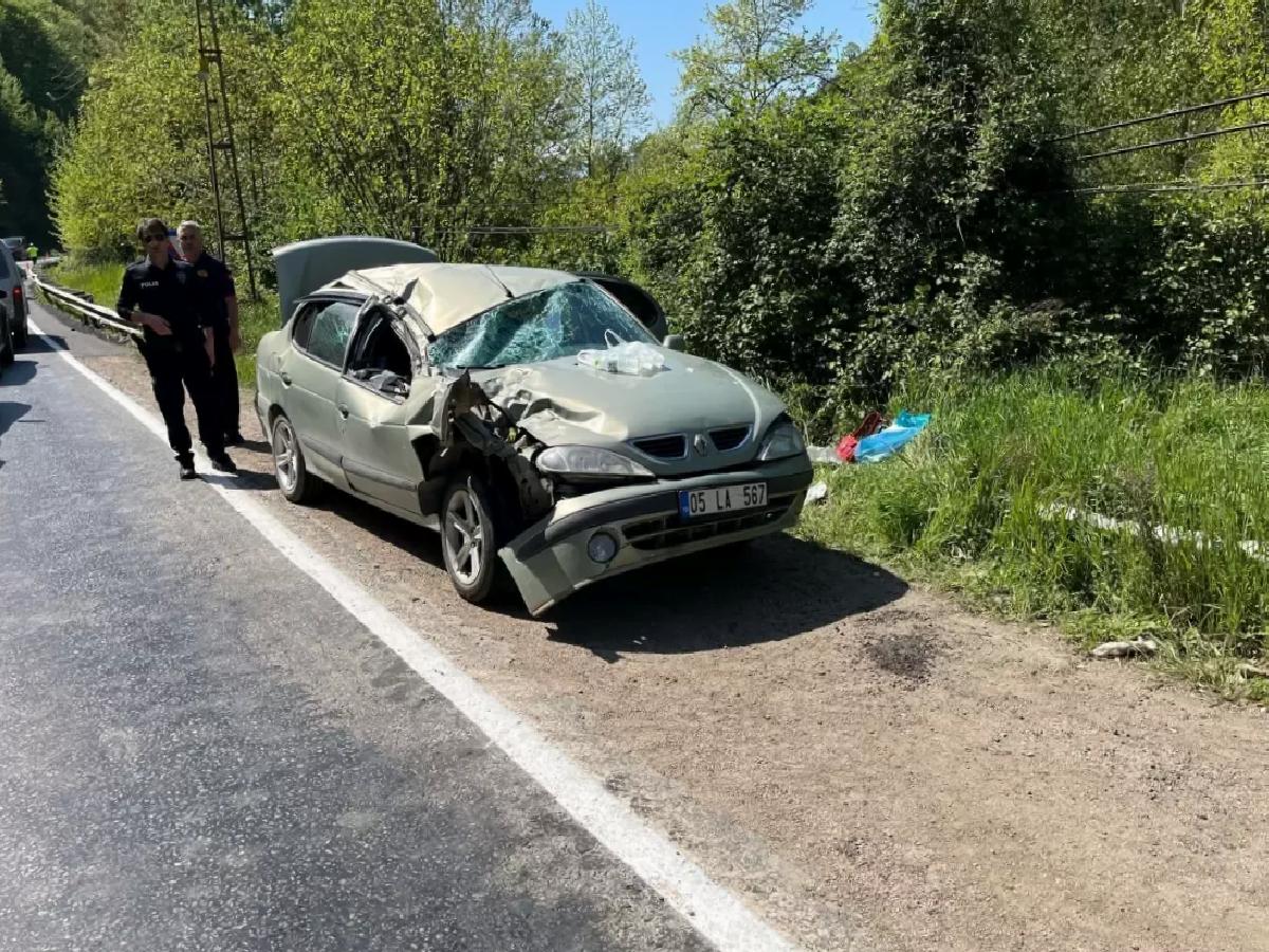 Zonguldak’ta Kaya Parçaları Otomobile Düştü