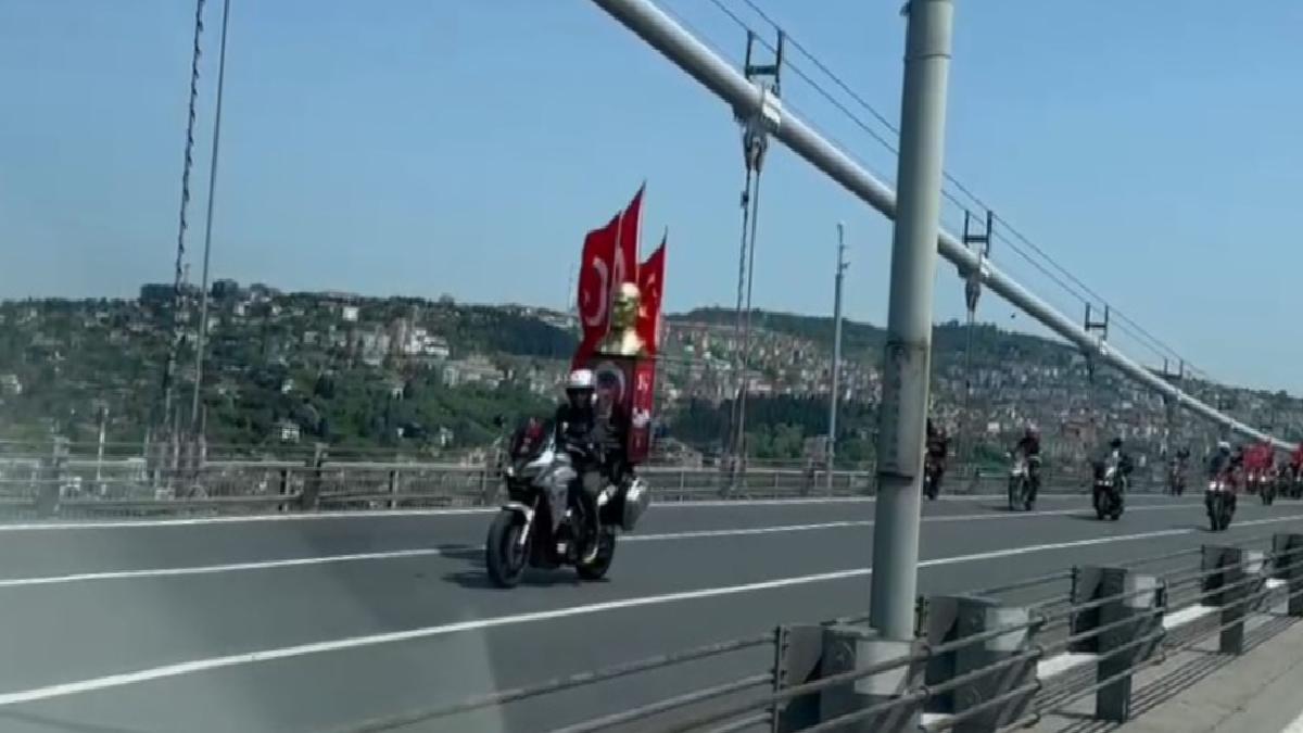 15 Temmuz Şehitler Köprüsü’nde Atatürk heykeliyle motosiklet korteji
