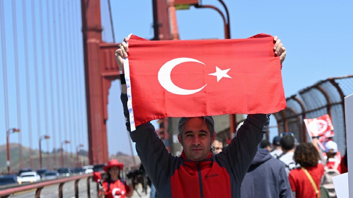 ABD, San Francisco Golden Gate Köprüsü’nde 19 Mayıs coşkusu