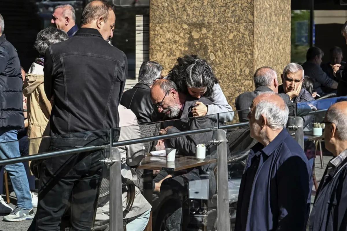 Acı haberi alan Sırrı Süreyya Önder’in yakınları hastane önünde gözyaşlarına boğuldu