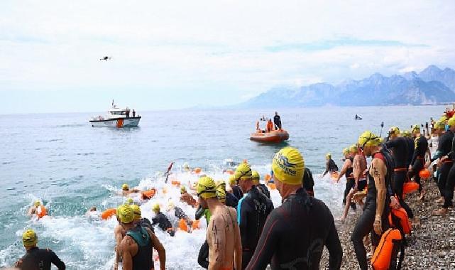Açık su yüzme yarışlarının startını Başkan Muhittin Böcek verdi