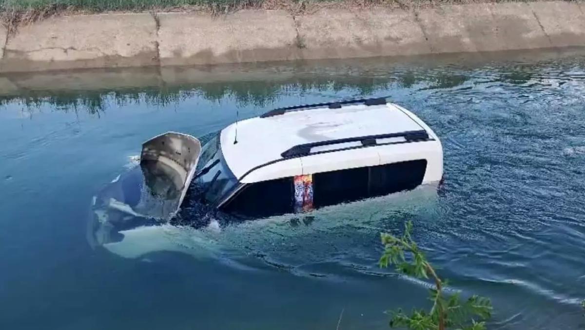Adana’da Araç Sulama Kanalına Devrildi