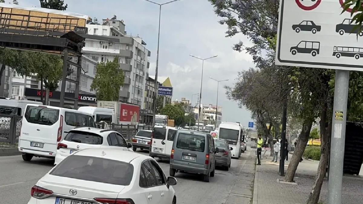 Adana’da Tır Damperi Üst Geçidi Yıktı