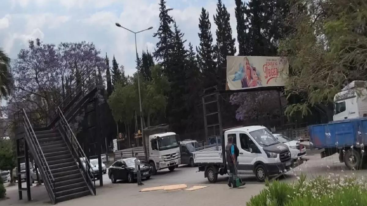 Adana’da TIR, Yaya Üst Geçidine Çarptı