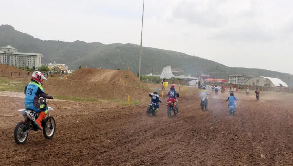 Afyonkarahisar’da Motokros Şampiyonaları Başladı