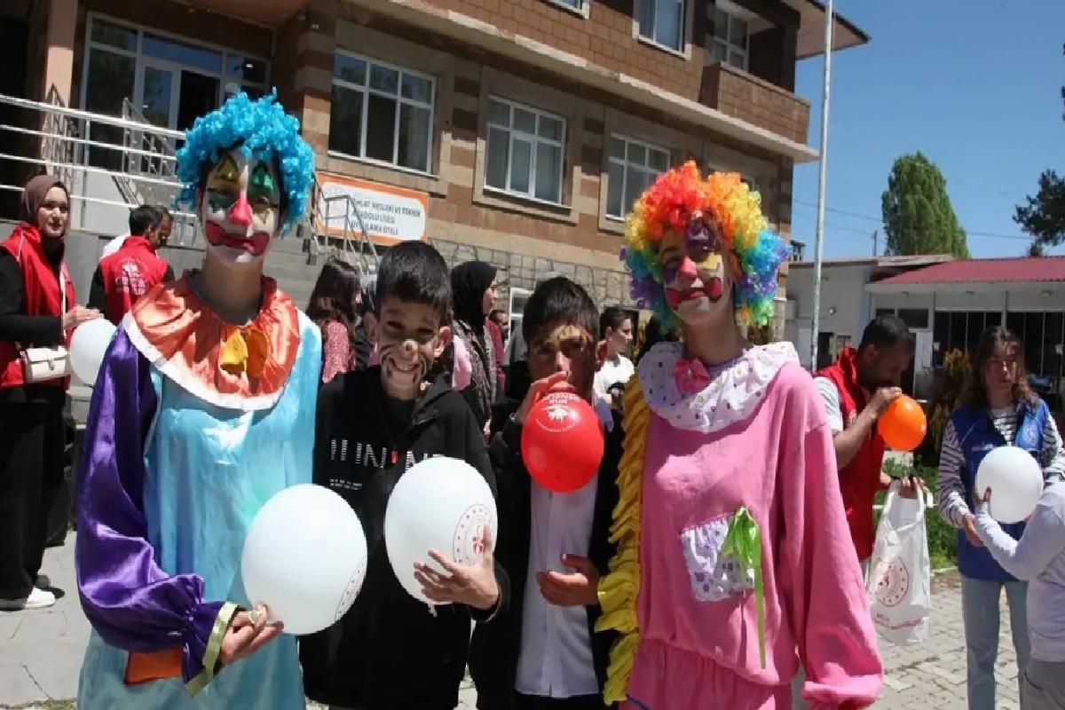 Ahlat’ta Engelliler Haftası Farkındalık Yürüyüşü