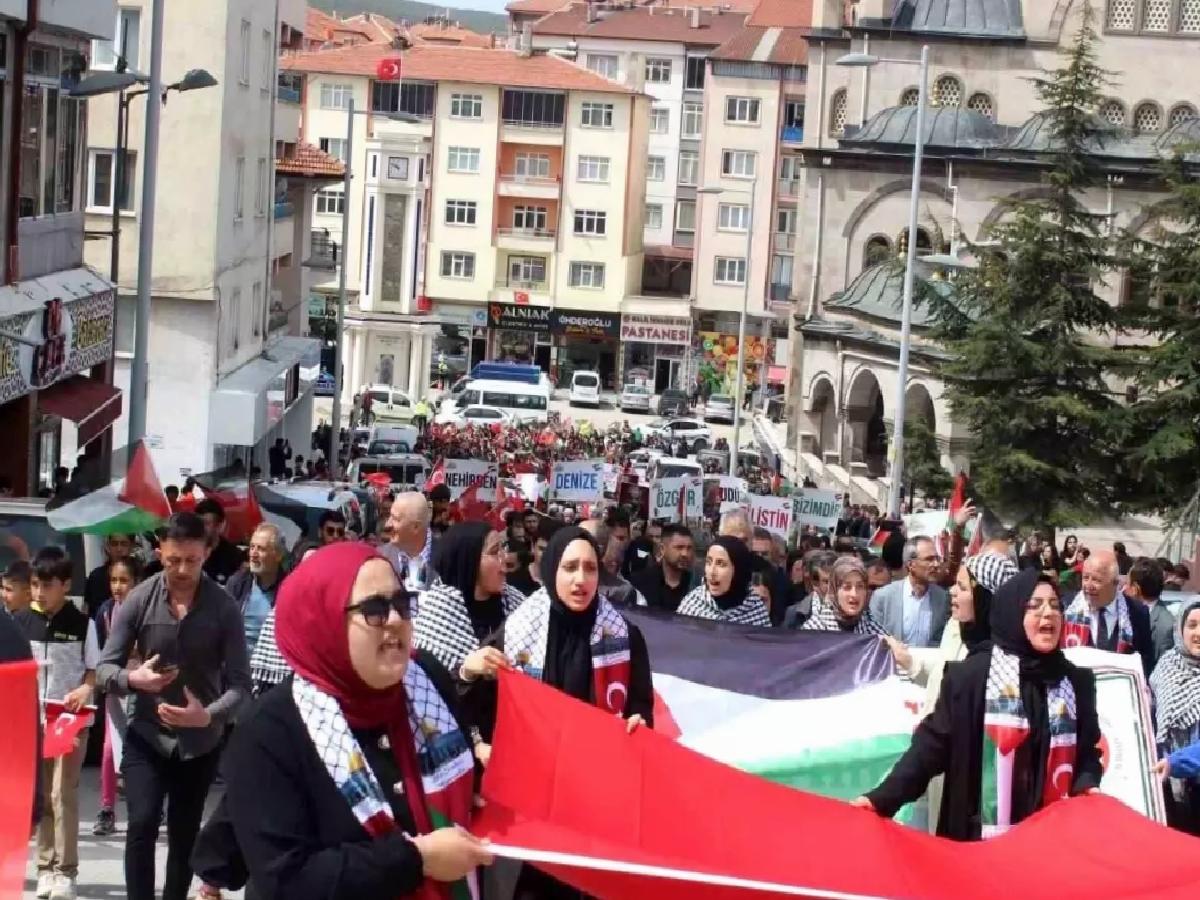Akdağmadeni’nde Filistin’e destek yürüyüşü düzenlendi