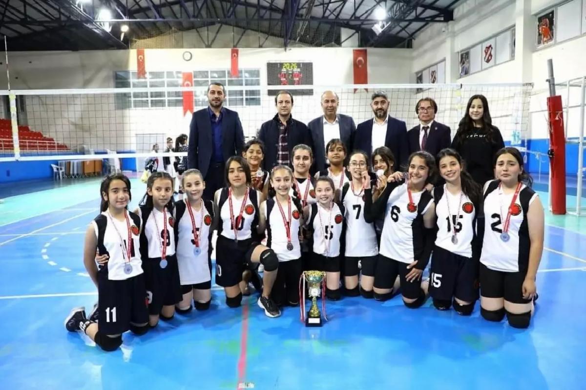 Alaca Belediyespor Küçükler Voleybol Turnuvası’nda İkinciliği Elde Etti