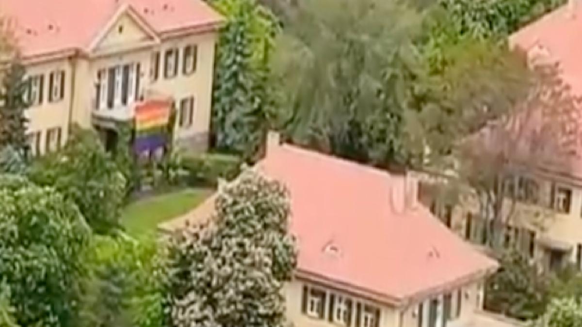 Almanya’nın Ankara Büyükelçiliği’nde LGBT flaması