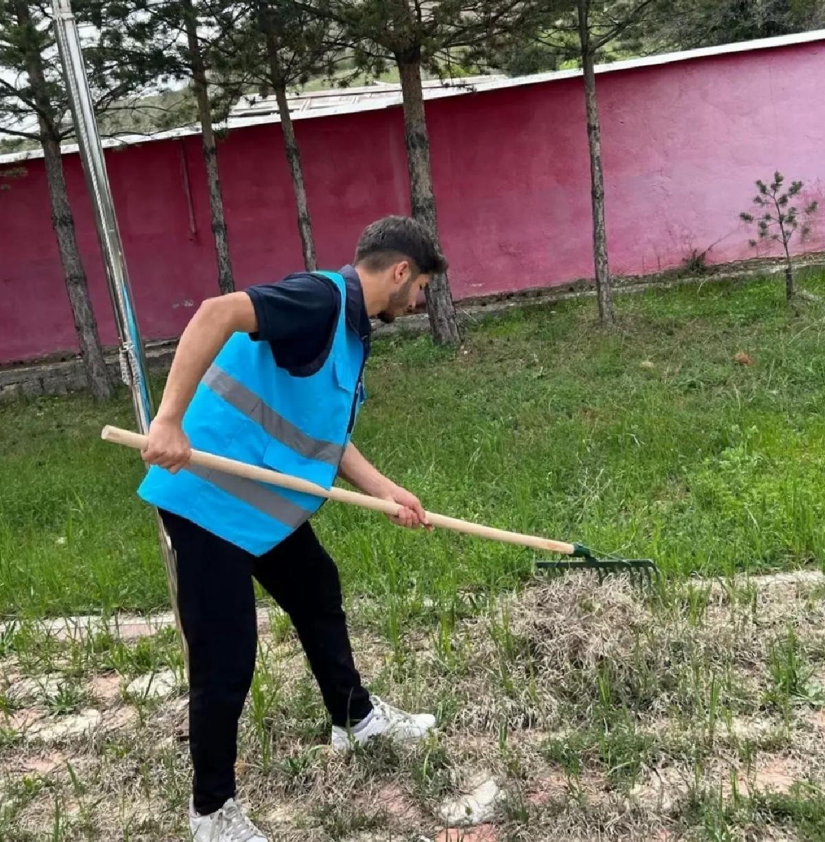 Alucra’daki şehitlikte yüksekokul öğrencilerinden temizlik ve çevre düzenlemesi