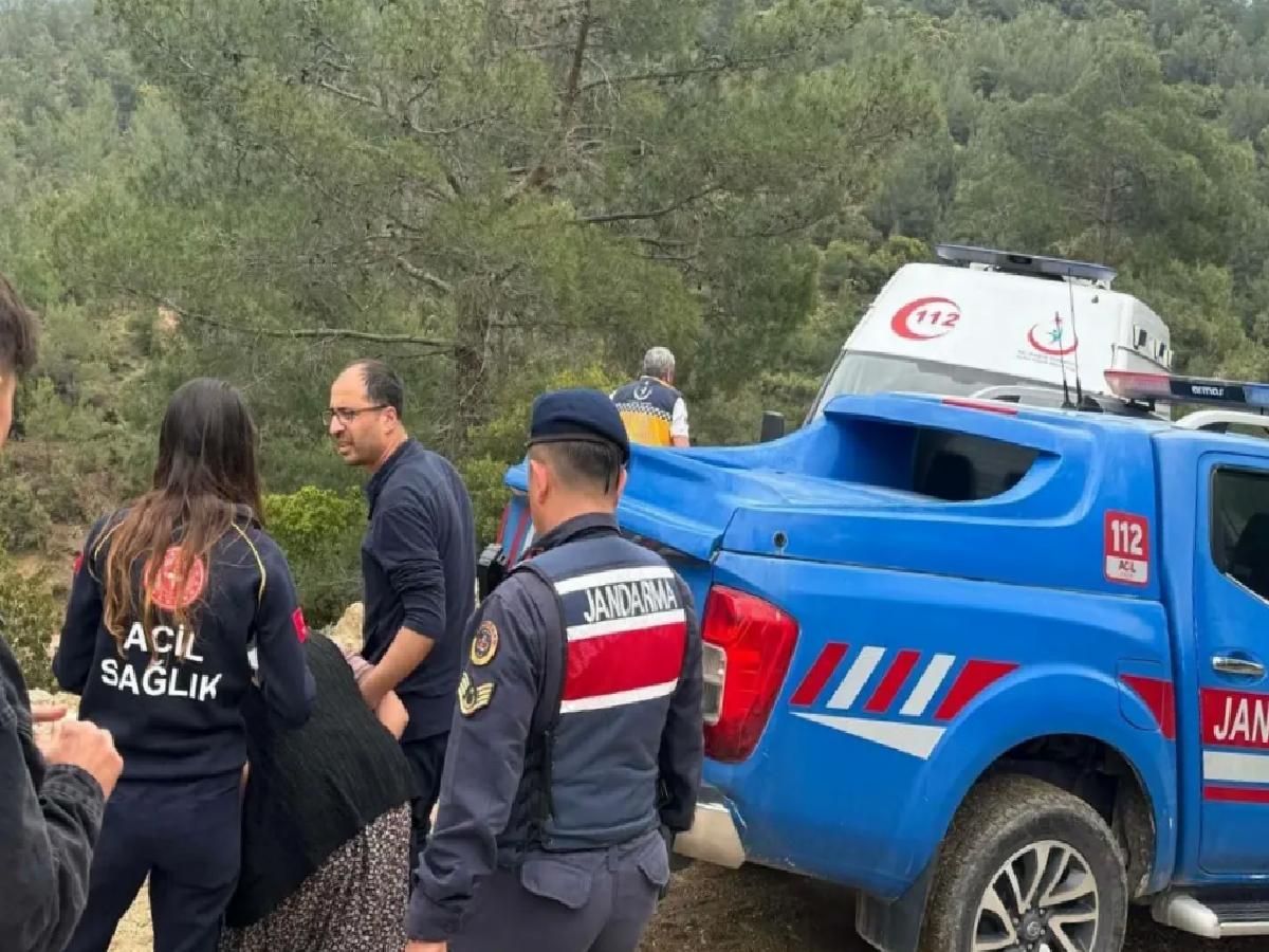 Ambulans Çamura Saplandı, Jandarma Kurtardı