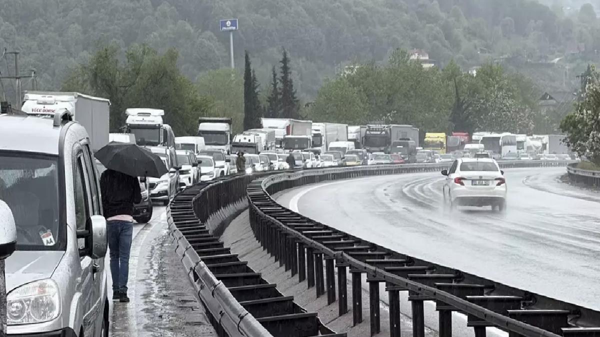 Anadolu Otoyolu’nda Tır Devrildi