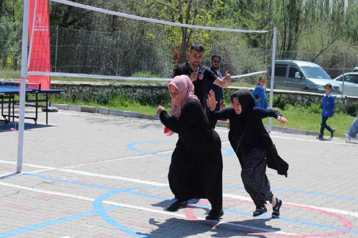 Anadolu Sultanları voleybol takımı oyuncuları çocuklarıyla geleneksel çocuk oyunları yarışmalarına katıldı