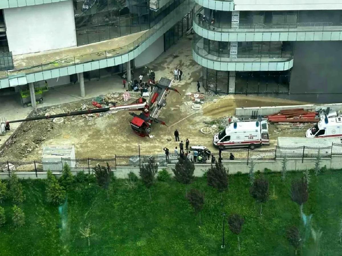 Ankara’da Kule Vinç Devrildi: 3 İşçi Yaralandı
