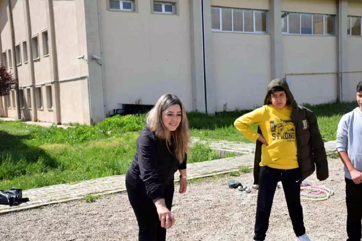 Annelerle Çocuklar Bocce Müsabakasında Buluştu