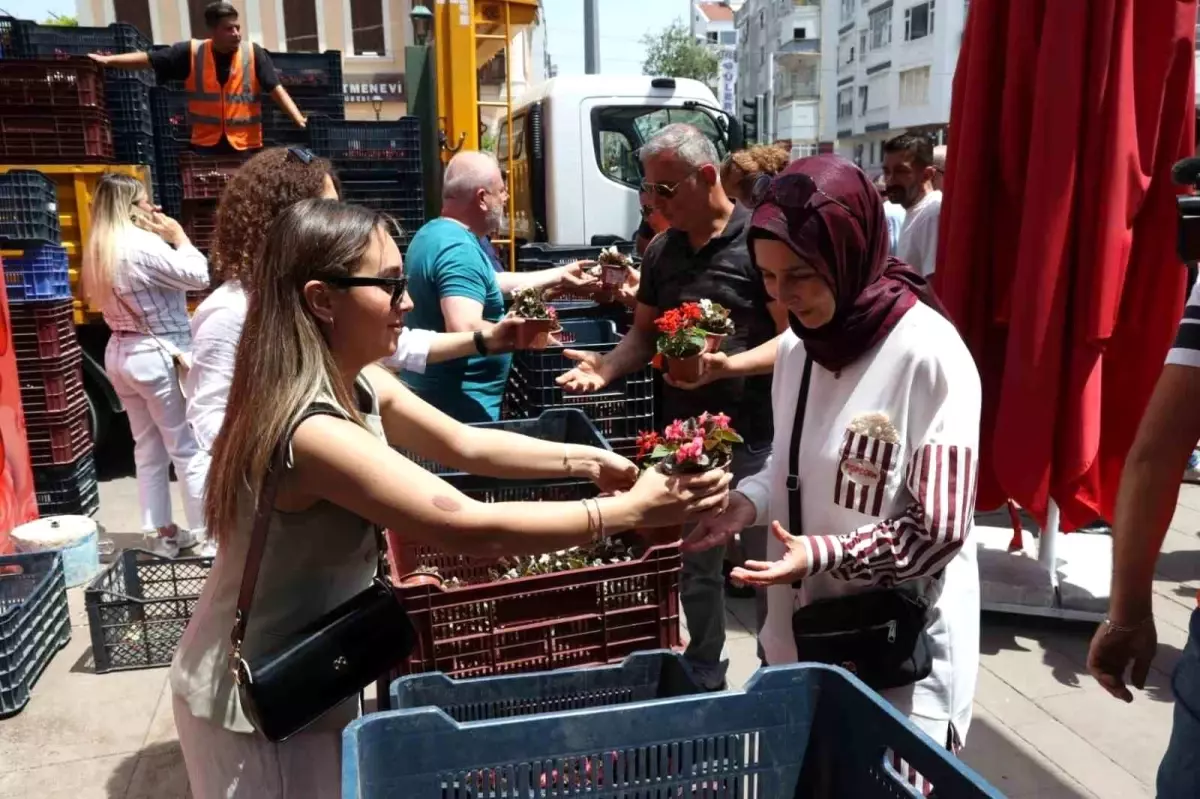 Antalya Büyükşehir Belediyesi’nden Anneler Günü’ne Özel Çiçek Dağıtımı