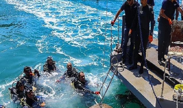 Antalya Büyükşehir Belediyesi’nden Kaleiçi Yat Limanı’nda deniz dip temizliği