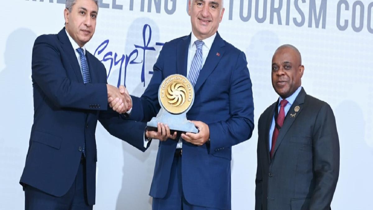 Antalya, D8 ‘Yılın Turizm Şehri Ödülü’nü aldı