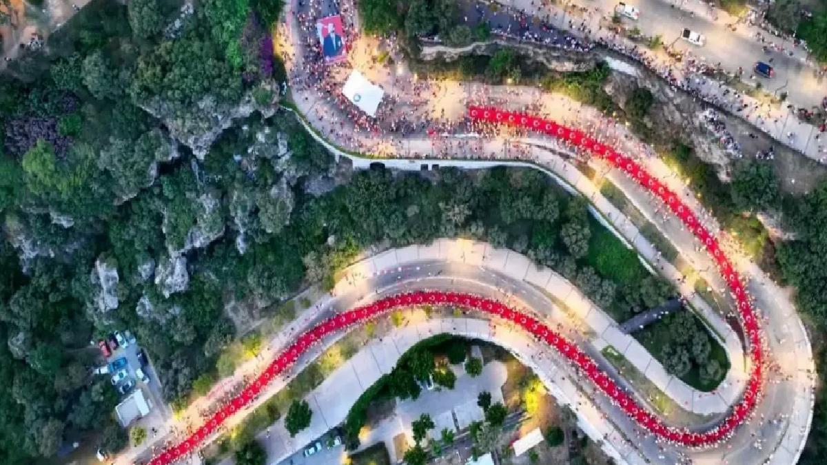 Antalya’da 19 Mayıs Coşkusu: Fener Alayı’na Binlerce Katılım