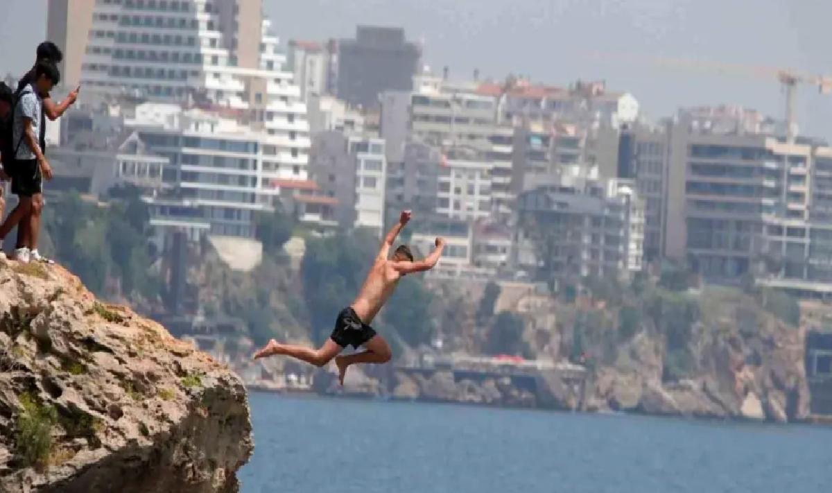 Antalya’da Falezlerden Tehlikeli Atlayışlar