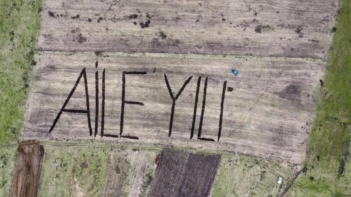 Ardahan’da tarlasına traktörüyle ‘Aile Yılı’ yazdı