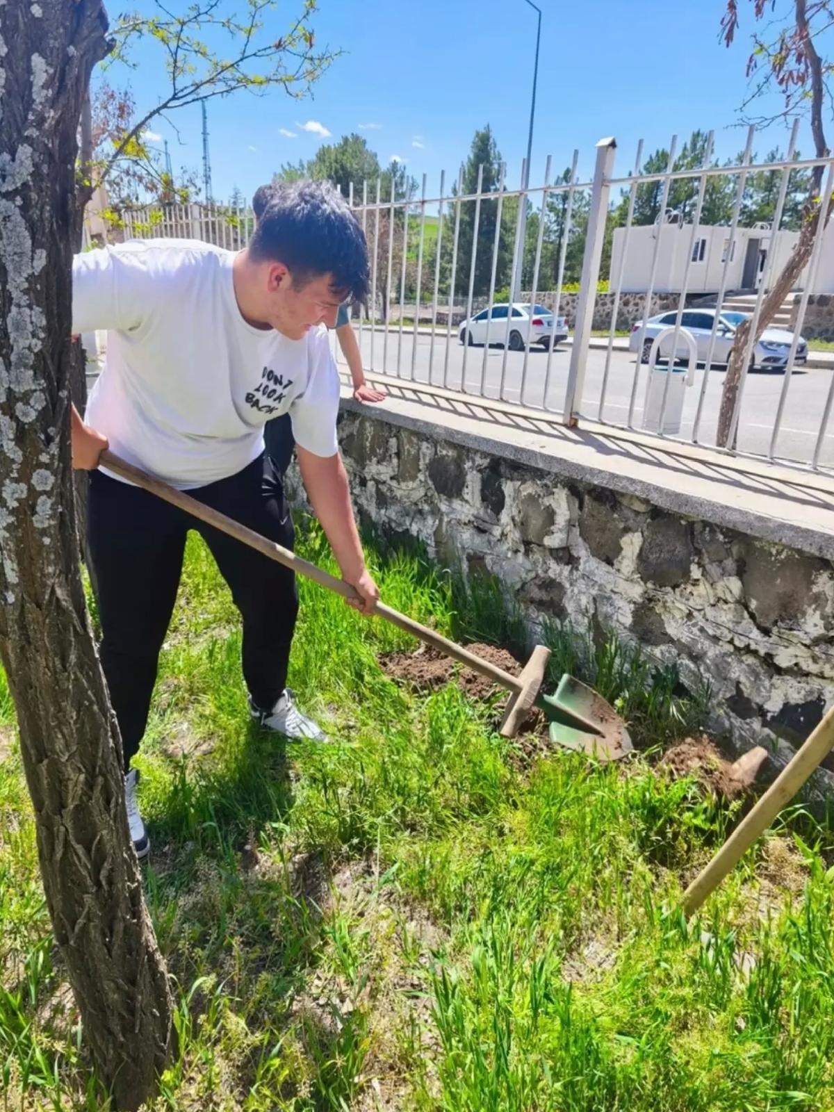 Arguvan’da öğrenciler okul bahçesine fidan dikti
