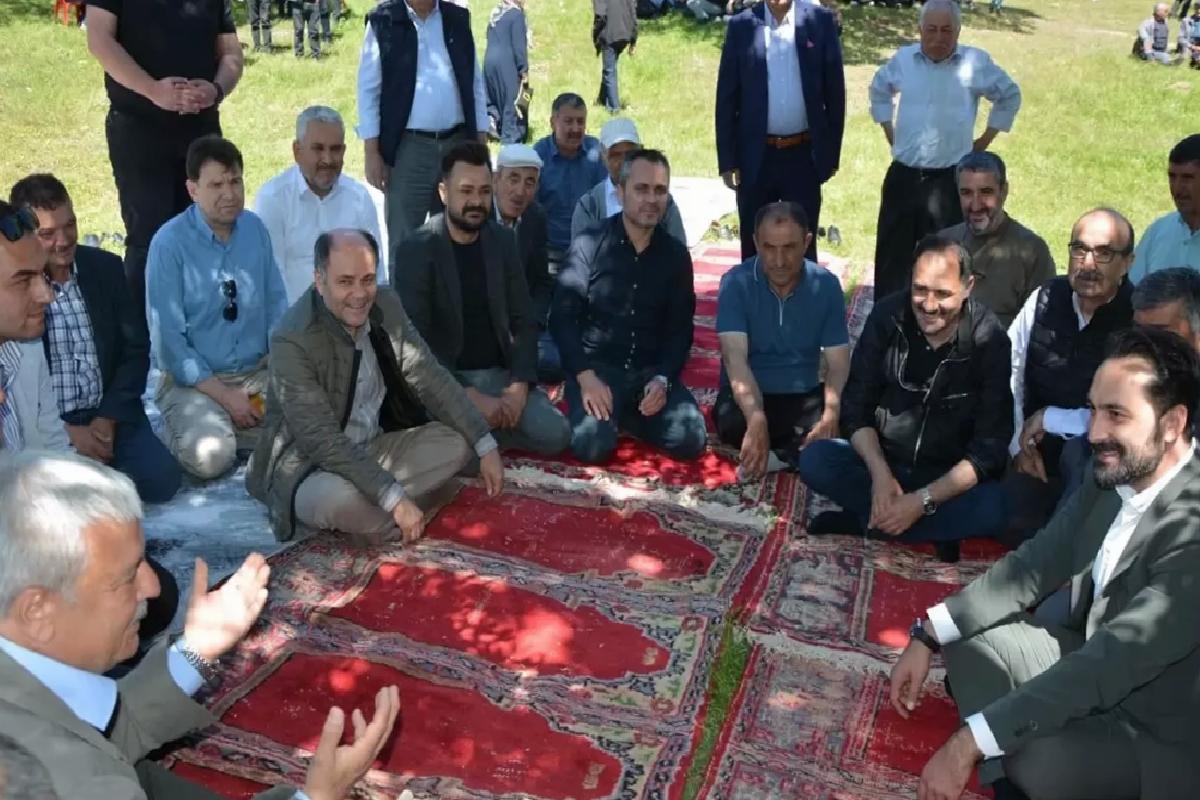 Arınç’tan Demirci’de Hayır Yemeği