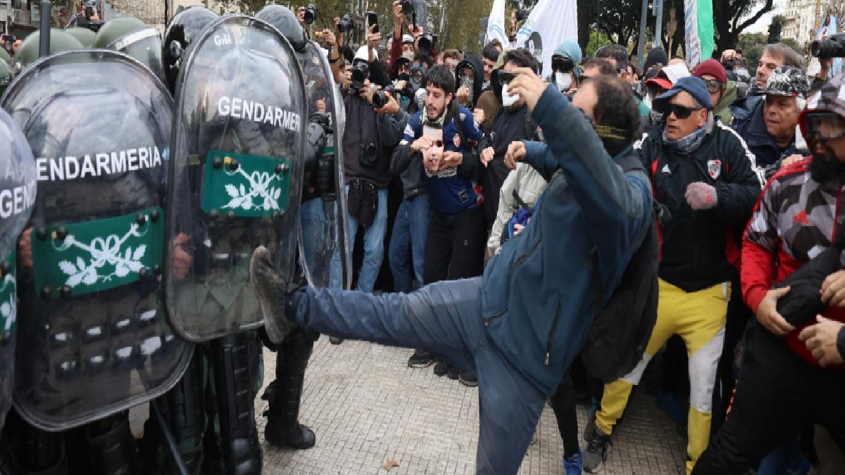 Arjantin’de emekli maaşına zam protestolarında polis şiddeti