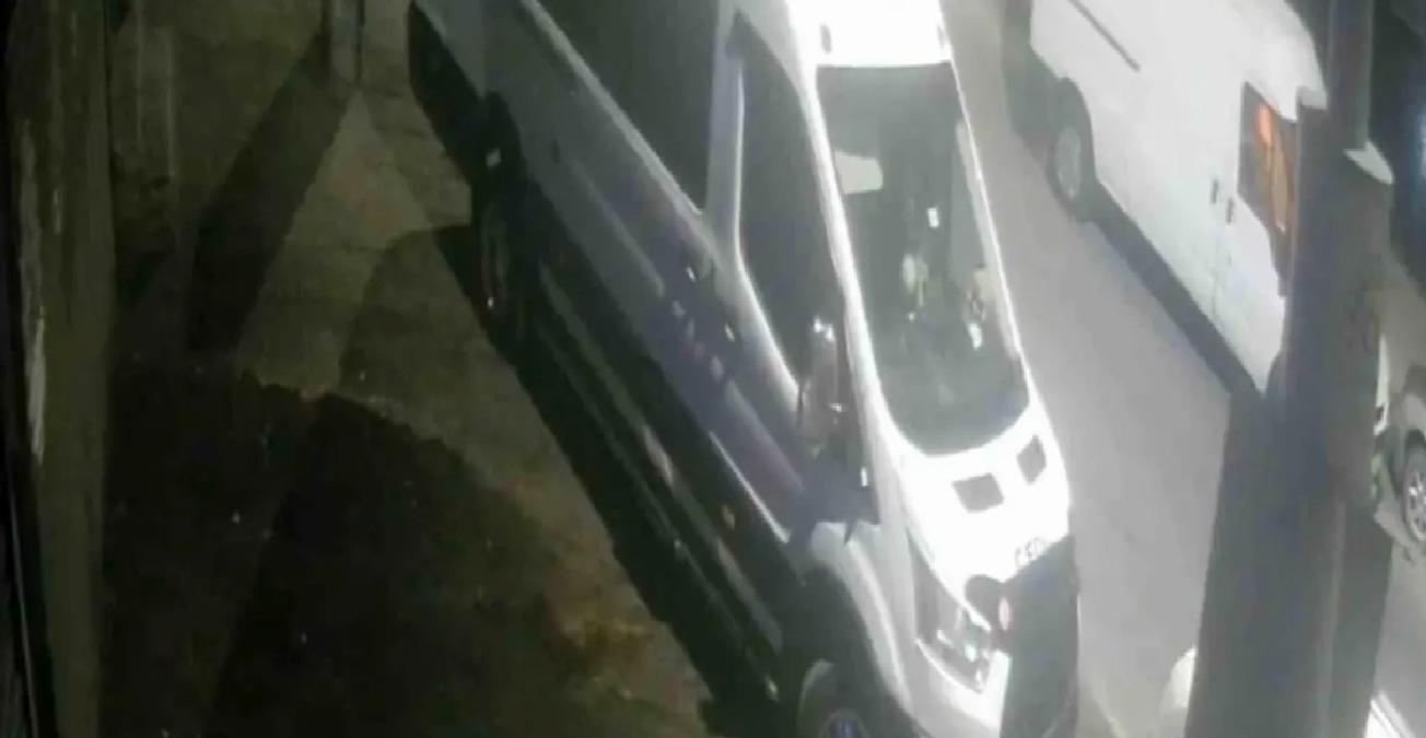 Arnavutköy’de Hırsızlar Servis Minibüsünü Soydu