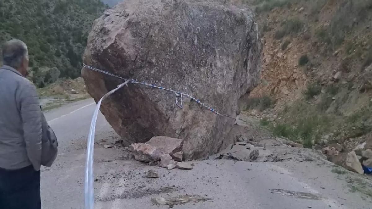 Artvin’de Kaya Düşmesi Ulaşıma Engel
