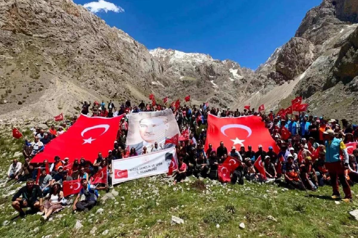 Atatürk’ü Anma Bayramı’nda Aladağlar’da Doğa Yürüyüşü