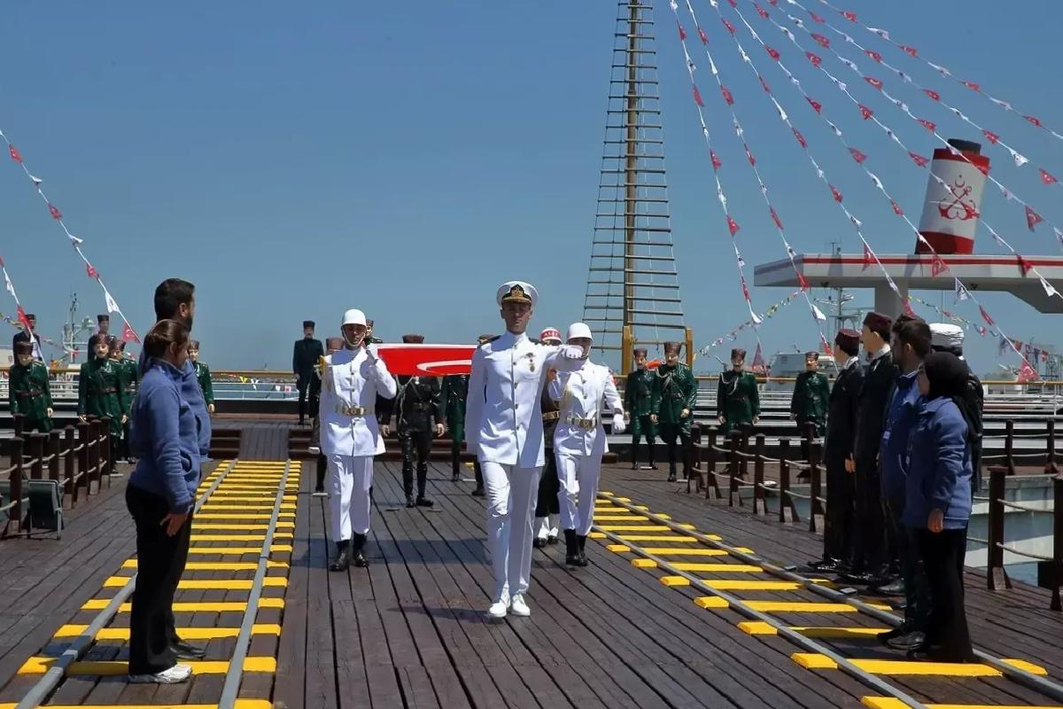 Atatürk’ü temsil eden bayrak Samsun’da karaya çıkarıldı (1)
