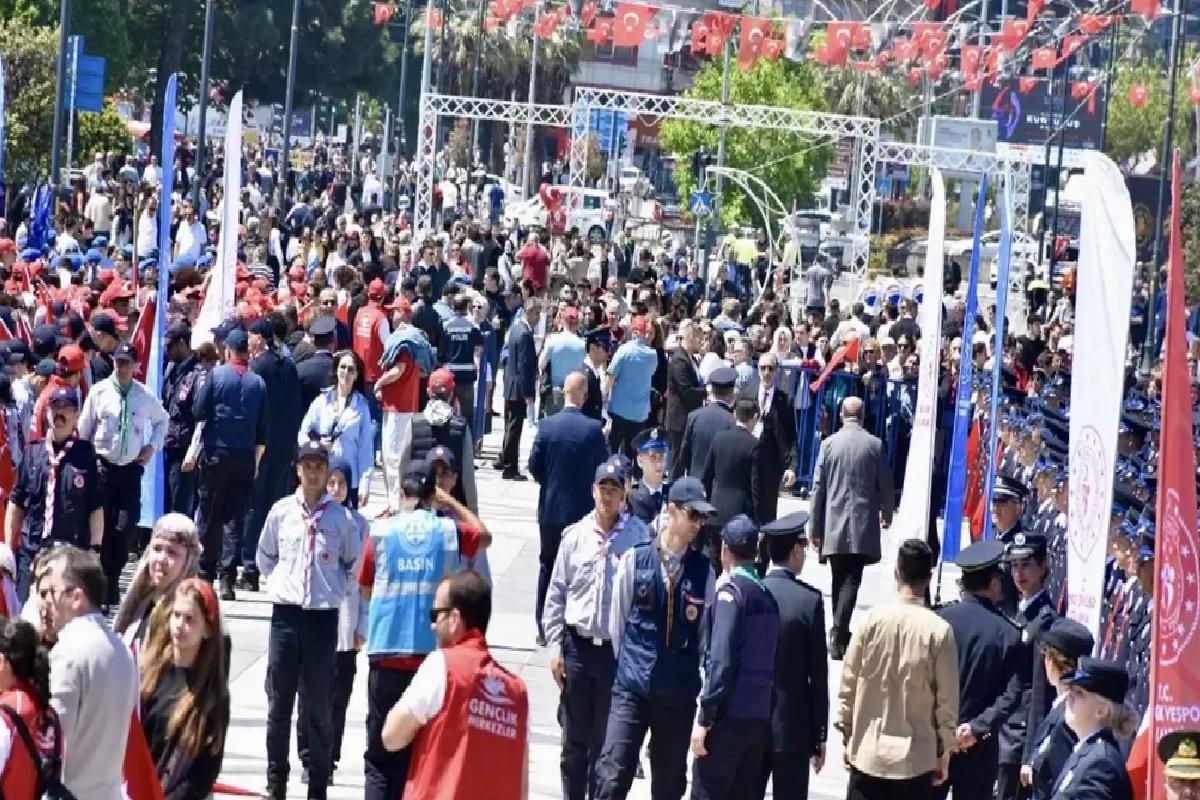 Atatürk’ü temsil eden bayrak Samsun’da karaya çıkarıldı (2)