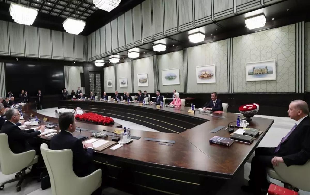 Bahçeli, Kabine Toplantısı’na “ay-yıldız” motifli 102 gül gönderdi