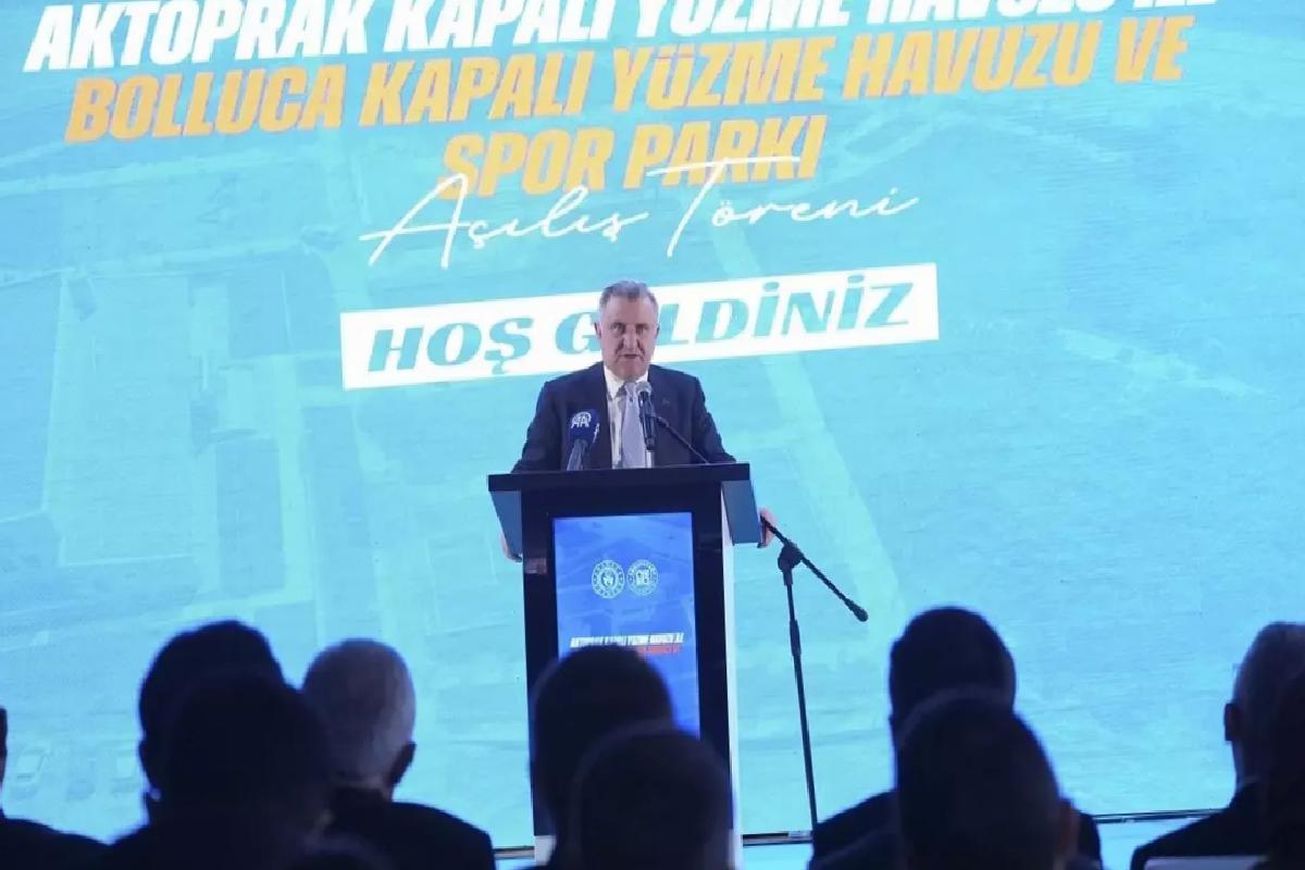 Bakan Bak, Arnavutköy’deki kapalı yüzme havuzlarının açılışına katıldı
