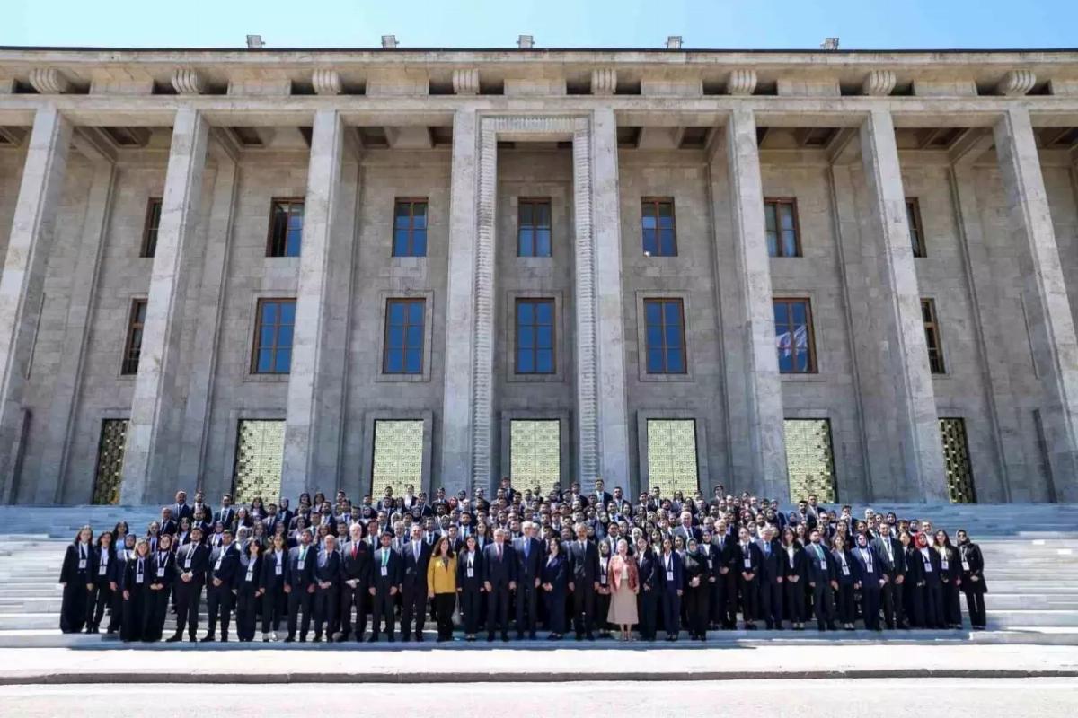 Bakan Bak, Gençlerle TBMM’yi Ziyaret Etti