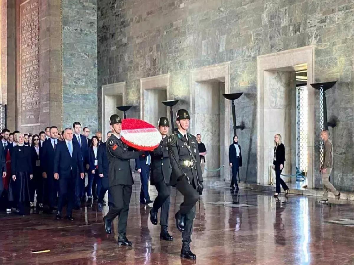 Bakan Bak’tan gençler ve sporcularla Anıtkabir’e ziyaret