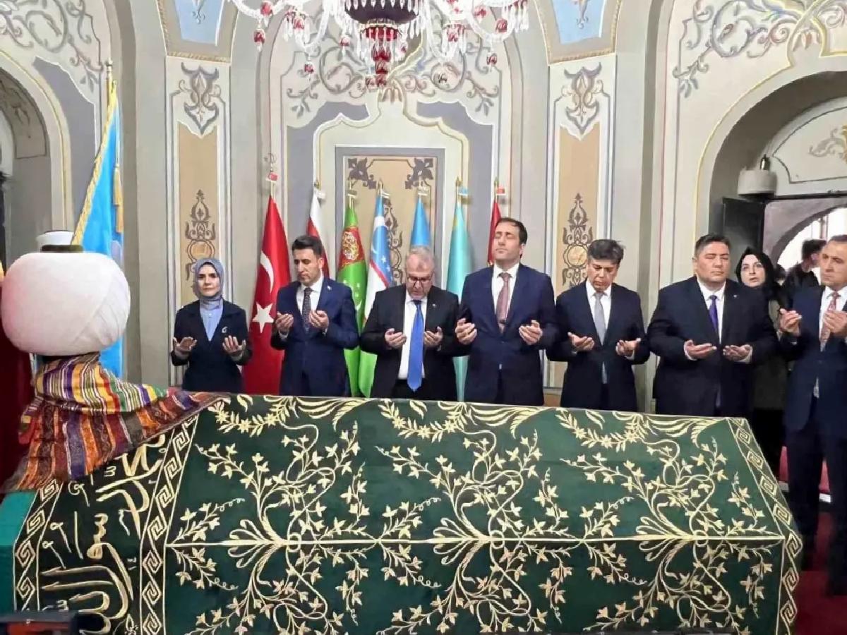 Bakan Göktaş, Ertuğrul Gazi Türbesi’ni ziyaret etti